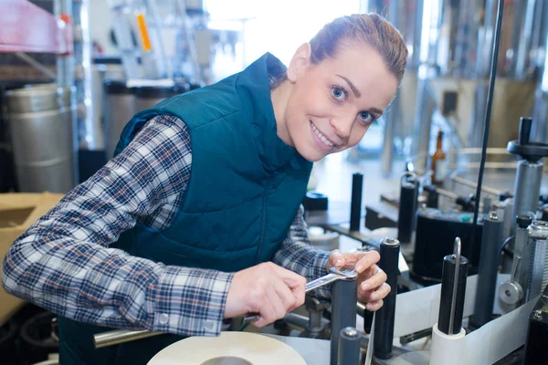 Ingeniero Femenino Usando Llave Transportador Fábrica — Foto de Stock