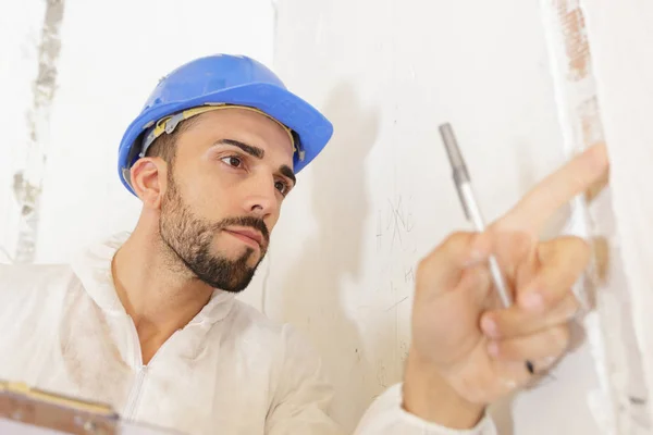 Constructor Masculino Inspeccionando Pared —  Fotos de Stock