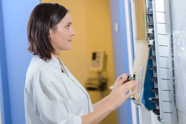 Ärztin Schlägt Ihre Dienstzeit — Stockfoto