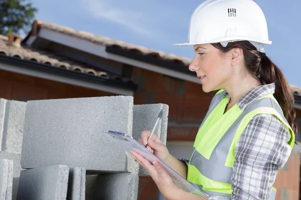 Woman Counting Cement Blocks — Stock Photo, Image