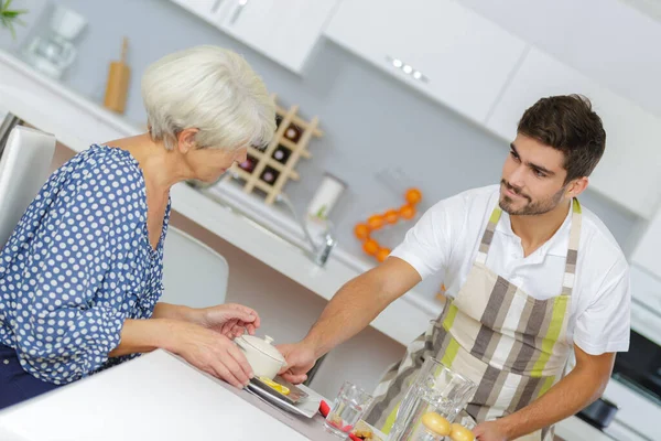 Yaşlı Bayana Kahvaltı Servisi Yapan Bakıcı — Stok fotoğraf