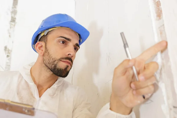 Hombre Joven Inspeccionando Sitio Construcción — Foto de Stock