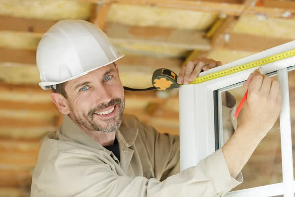 Finestra Misurazione Uomo Prima Dell Installazione — Foto Stock