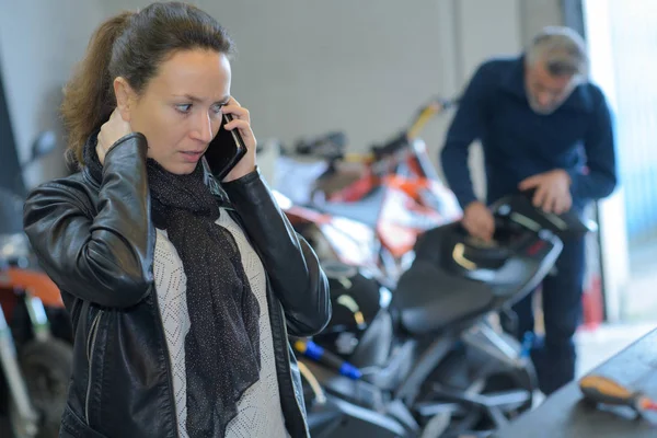 Pozitif Bayan Müşteri Telefonda Yeni Motosiklet Alıyor — Stok fotoğraf