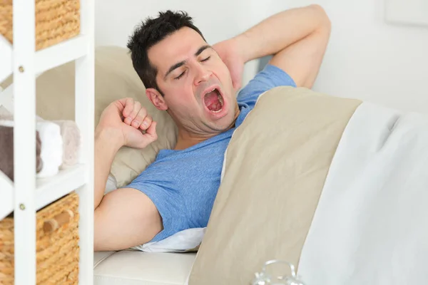 Een Man Geeuwt Bed — Stockfoto