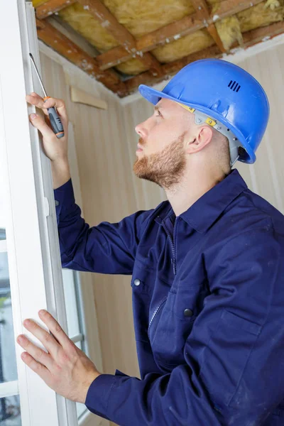 Ein Junger Handwerker Repariert Ein Fenster — Stockfoto