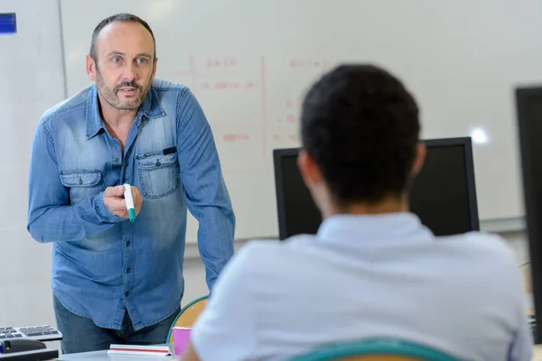 Mathelehrer Gespräch Mit Schüler — Stockfoto