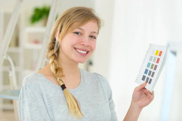 Młoda Kobieta Uśmiechnięta Gospodarstwa Próbki Wyboru Koloru — Zdjęcie stockowe