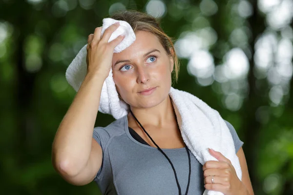 Cansados Forma Atraente Fitness Menina Limpando Suor Com Uma Toalha — Fotografia de Stock