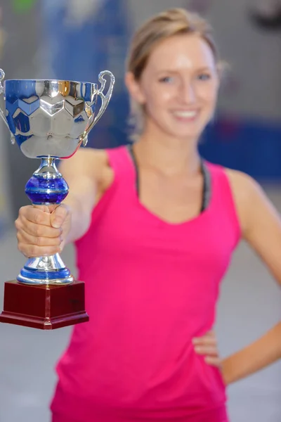 Gelukkig Vrouw Met Haar Trofee — Stockfoto