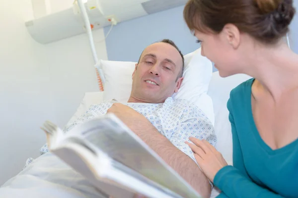 Ehefrau Besucht Ehemann Krankenhaus — Stockfoto