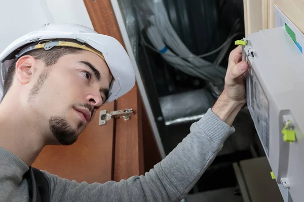 Hombre Con Linterna Verificación Caja Del Interruptor Primer Plano — Foto de Stock