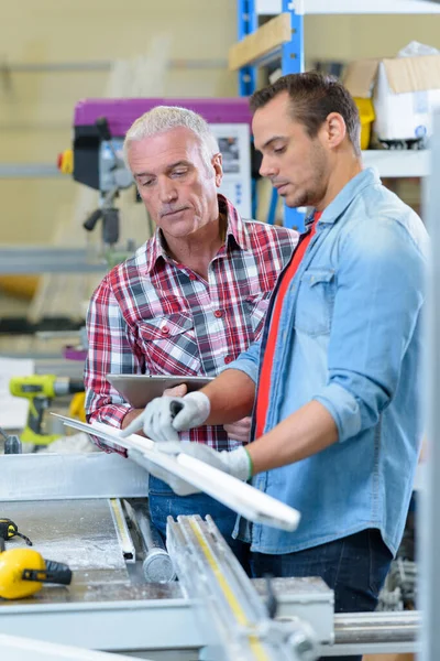 Werkgever Werknemer Samen Een Workshop Timmerlieden — Stockfoto