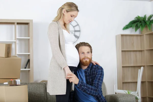 Gravid Kvinna Och Make Lyssnar Barn Magen — Stockfoto