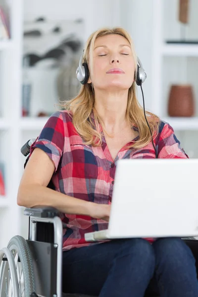 Ευτυχισμένη Γυναίκα Αναπηρική Καρέκλα Ακούγοντας Μουσική — Φωτογραφία Αρχείου