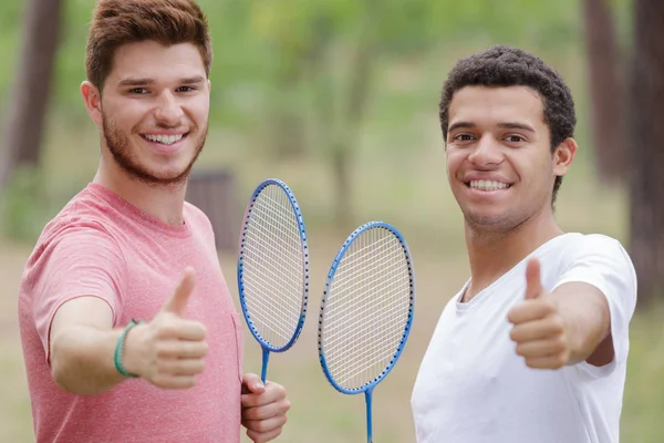 Portrét Dvou Mužských Badmintonových Hráčů Ukazujících Palce Nahoru — Stock fotografie