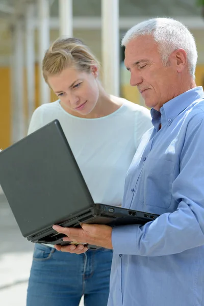 Mulher Com Homem Discutindo Sobre Laptop Livre — Fotografia de Stock