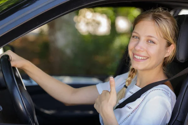 Mutlu Hoş Bir Kadın Arabanın Içinde Baş Parmağını Kaldırıyor — Stok fotoğraf