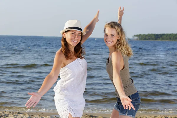 Dos Mujeres Teniendo Playa —  Fotos de Stock