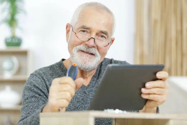 Cliente Senior Que Sostiene Ordenador Tableta Casa — Foto de Stock