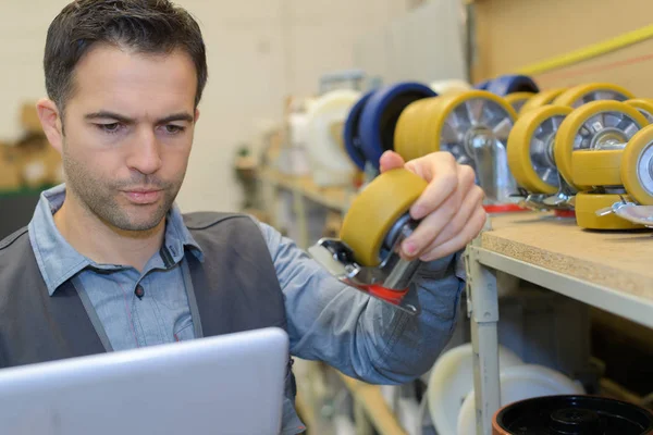 Man Controleren Van Kleine Wiel Voorraad Computer — Stockfoto