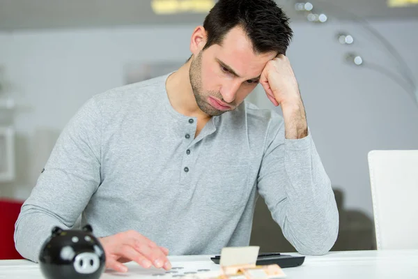 Hombre Contando Con Calculadora Estrés Con Problemas Gastos — Foto de Stock