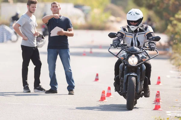 Motocyklista Podczas Lekcji Jazdy Motocyklu — Zdjęcie stockowe