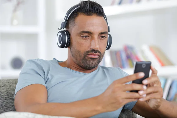 Homem Com Telefone Fones Ouvido Ouvindo Música — Fotografia de Stock