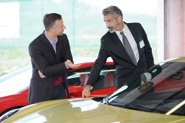 Car Dealer Showing Vehicle Client — Stock Photo, Image