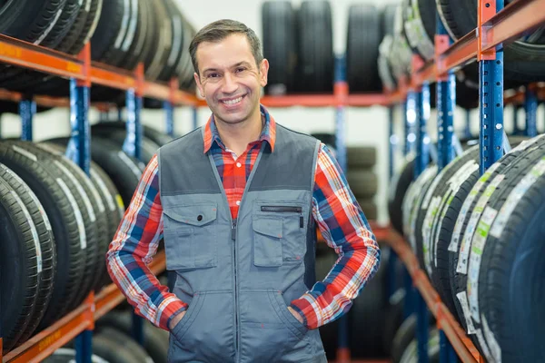 Retrato Del Vendedor Neumáticos Feliz — Foto de Stock