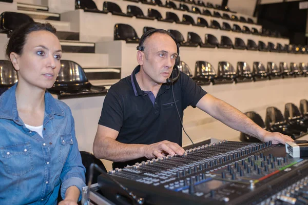 Hangmérnök Munka Kontroll Mixer Konzol Próba Élő Koncert Előtt — Stock Fotó