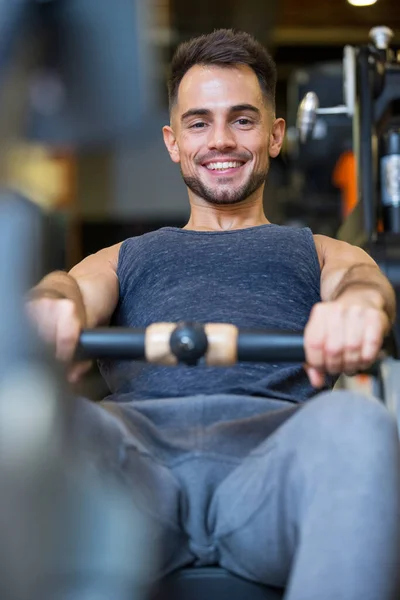 Homme Heureux Exerçant Sur Machine Ramer — Photo