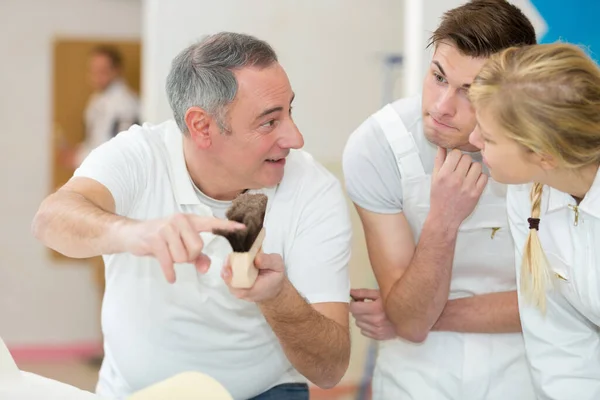 Man Met Penseel Met Studenten — Stockfoto