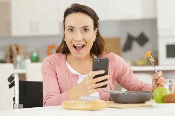 Vrouw Zoek Opgewonden Sms Tijdens Het Lunchen — Stockfoto