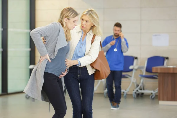 Eine Schwangere Frau Die Schmerzen Hat — Stockfoto