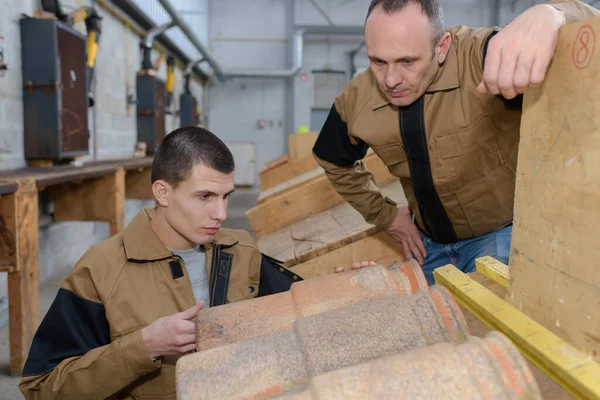 Lehrling Wählt Fliesen Der Fabrik Aus — Stockfoto