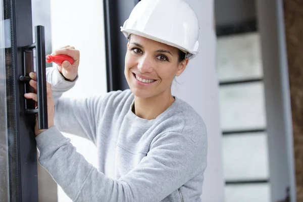 Mujer Feliz Instalación Manija Ventana Con Destornillador — Foto de Stock