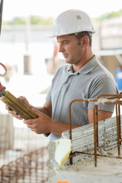 Constructeur Masculin Dans Une Usine — Photo