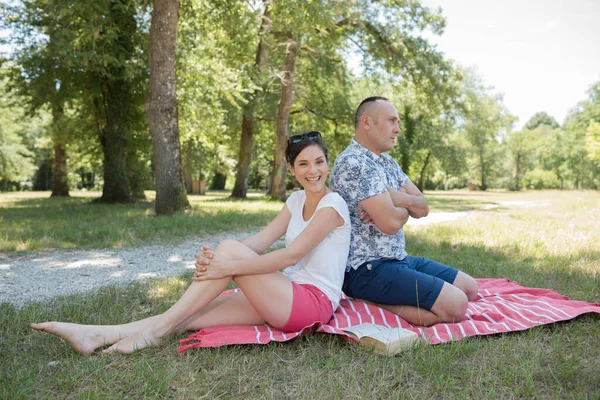 Ett Par Som Har Picknick Utomhus — Stockfoto