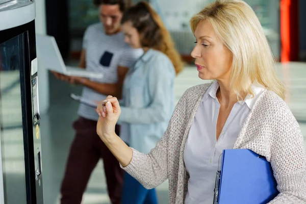 Verkaufstechnologie Menschen Finanzen Und Konsumkonzept — Stockfoto