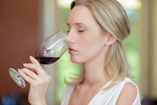 Eine Frau Bei Einer Weinprobe — Stockfoto