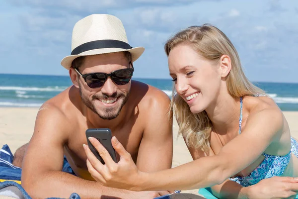 Pareja Amante Feliz Disfrutando Las Vacaciones —  Fotos de Stock