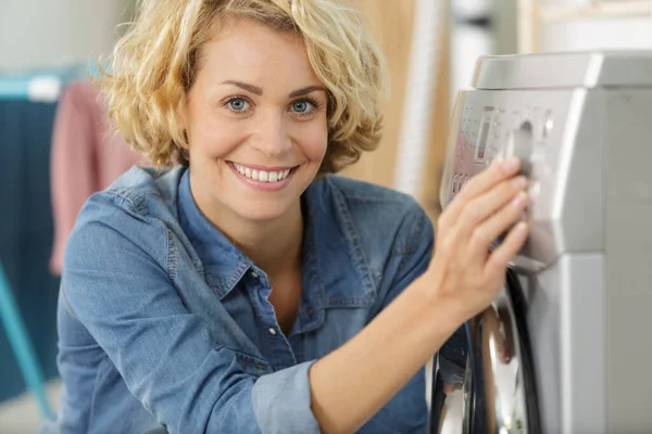 Mulher Mão Escolher Programa Para Máquina Lavar Roupa — Fotografia de Stock