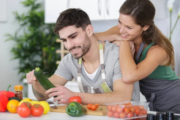Menina Inclinada Namorado Como Ele Prepara Legumes Para Refeição — Fotografia de Stock