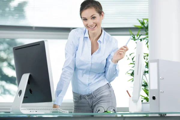 Uma Mulher Escritório Feliz Trabalho — Fotografia de Stock