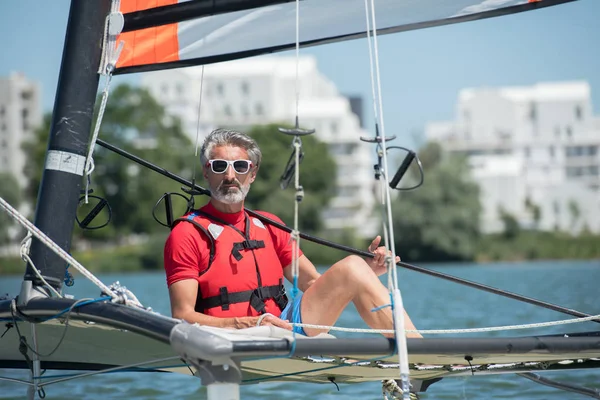 Porträt Des Menschen Auf Dem Katamaran — Stockfoto