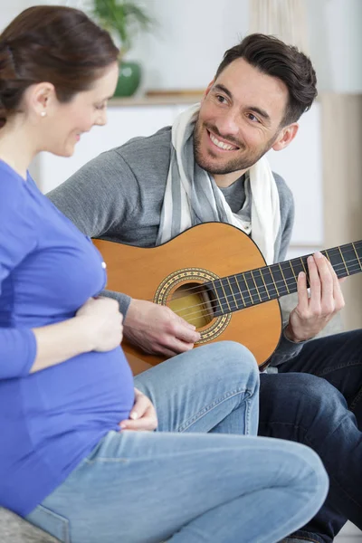 Felice Uomo Che Suona Chitarra Moglie Incinta — Foto Stock