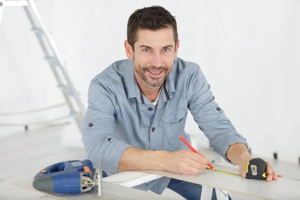 Mann Misst Mit Maßband — Stockfoto