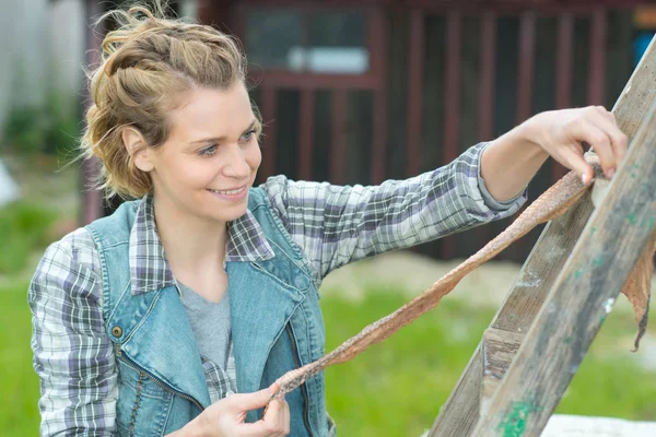 Woman Drying Something Outdoors — Stock Photo, Image