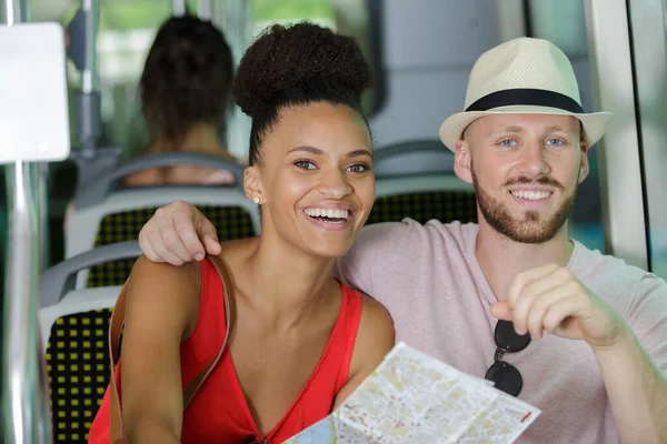 Feliz Jovem Casal Ônibus — Fotografia de Stock